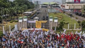 Mahasiswa Kembali Geruduk DPR: Menuntut Pembatalan UU Cipta Kerja yang Kontroversial