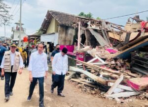 Presiden Turun Tangan: Kunjungan ke Lokasi Bencana dan Janji Rehabilitasi yang Menyentuh Hati
