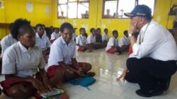 Menteri Pendidikan Tinjau Langsung Sekolah Terpencil di Papua: Memastikan Akses Pendidikan Merata hingga Pelosok Negeri
