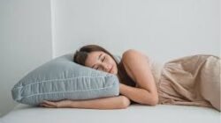 Tips Memilih Jenis Bantal yang Nyaman Untuk Mencegah Sakit Leher Saat Bangun Tidur di Pagi Hari